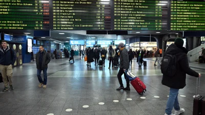 Belçika’da hükümetin kemer sıkma planlarına karşı başlayan grev, ulaşımdan kamu