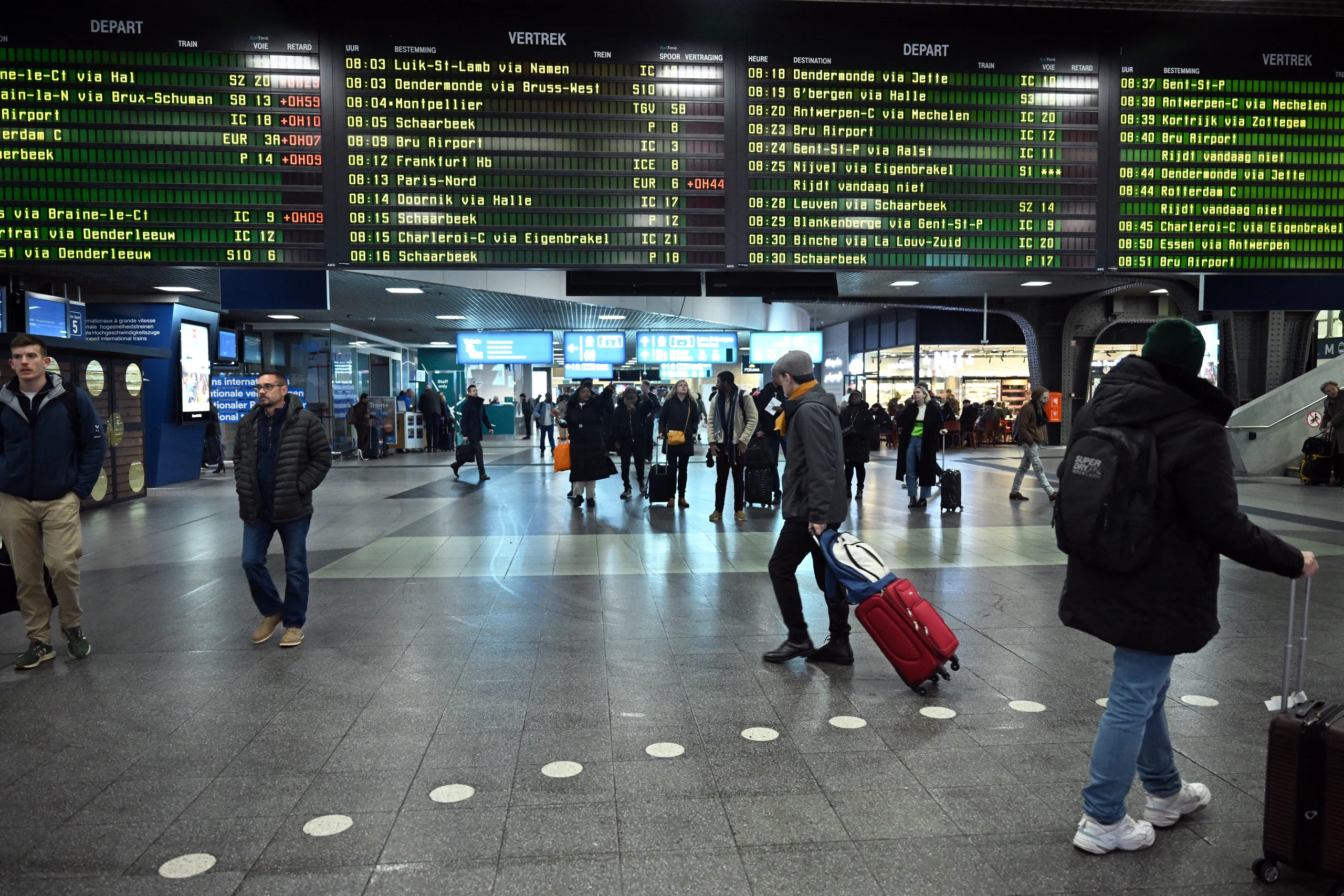 Belçika’da hükümetin kemer sıkma planlarına karşı başlayan grev, ulaşımdan kamu