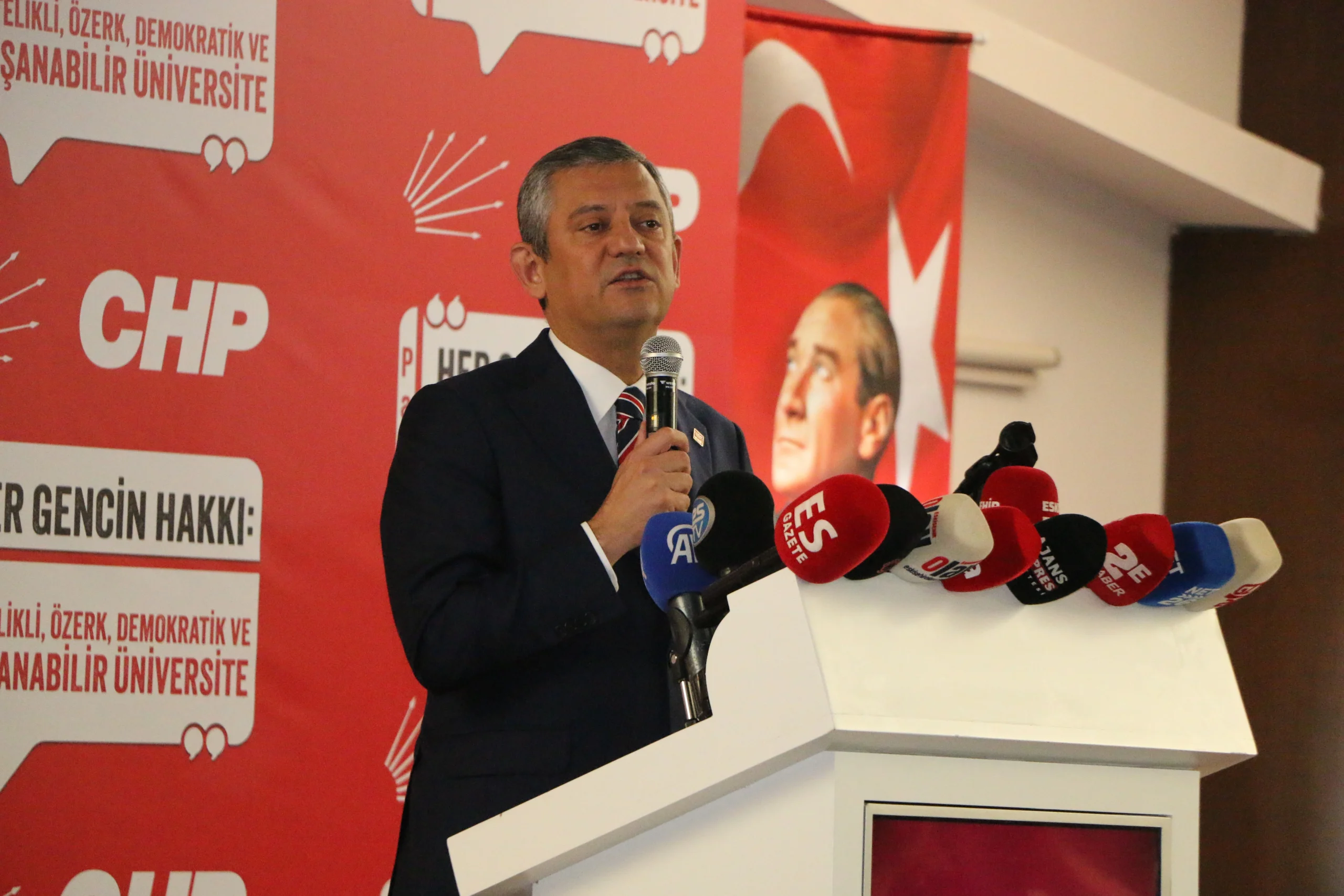 CHP Genel Başkanı Özgür Özel, üniversitelerin nitelikli, özgür ve yaşanabilir