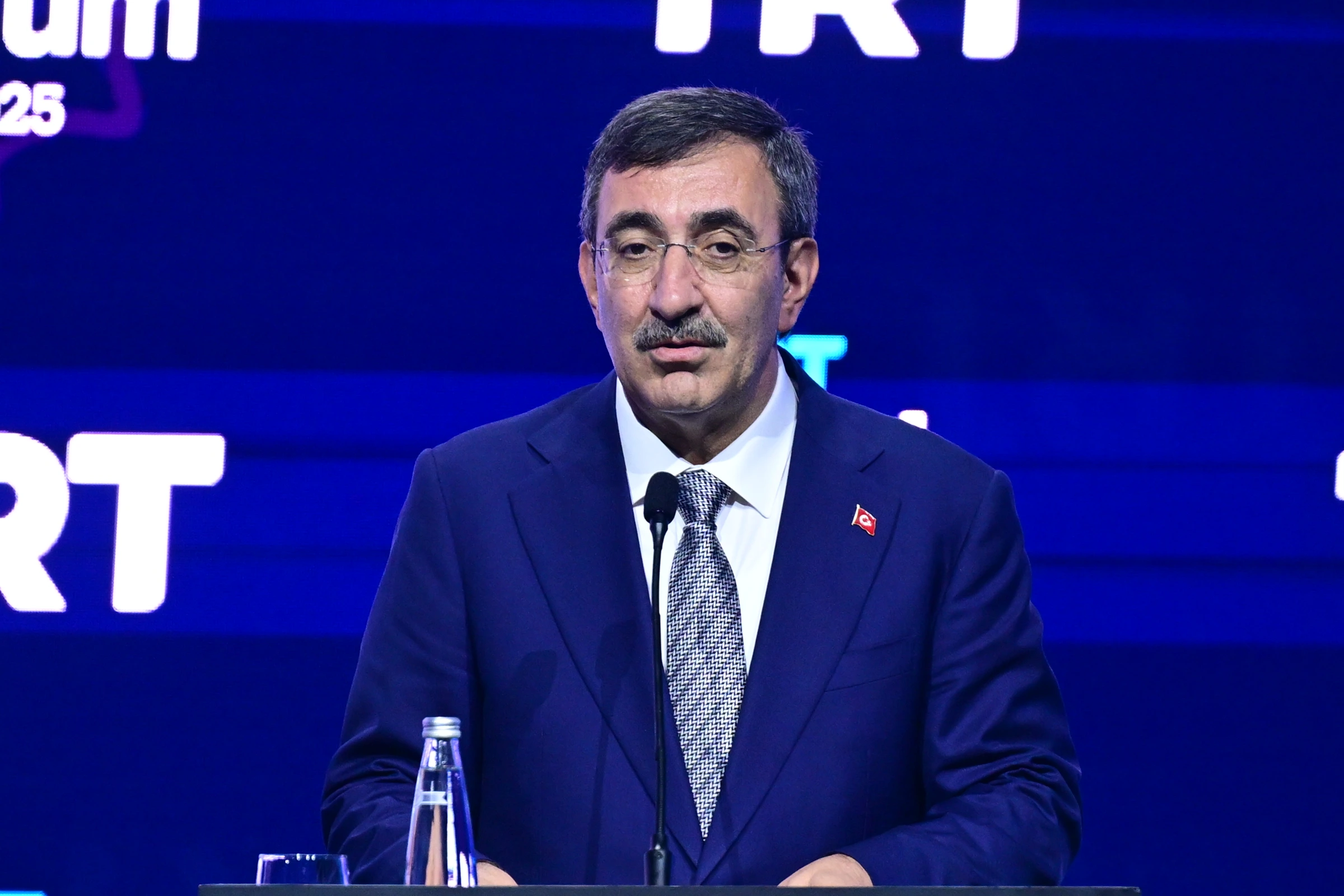 Cumhurbaşkanı Yardımcısı Cevdet Yılmaz, ekonomiden yerel yönetimlere kadar birçok konuda