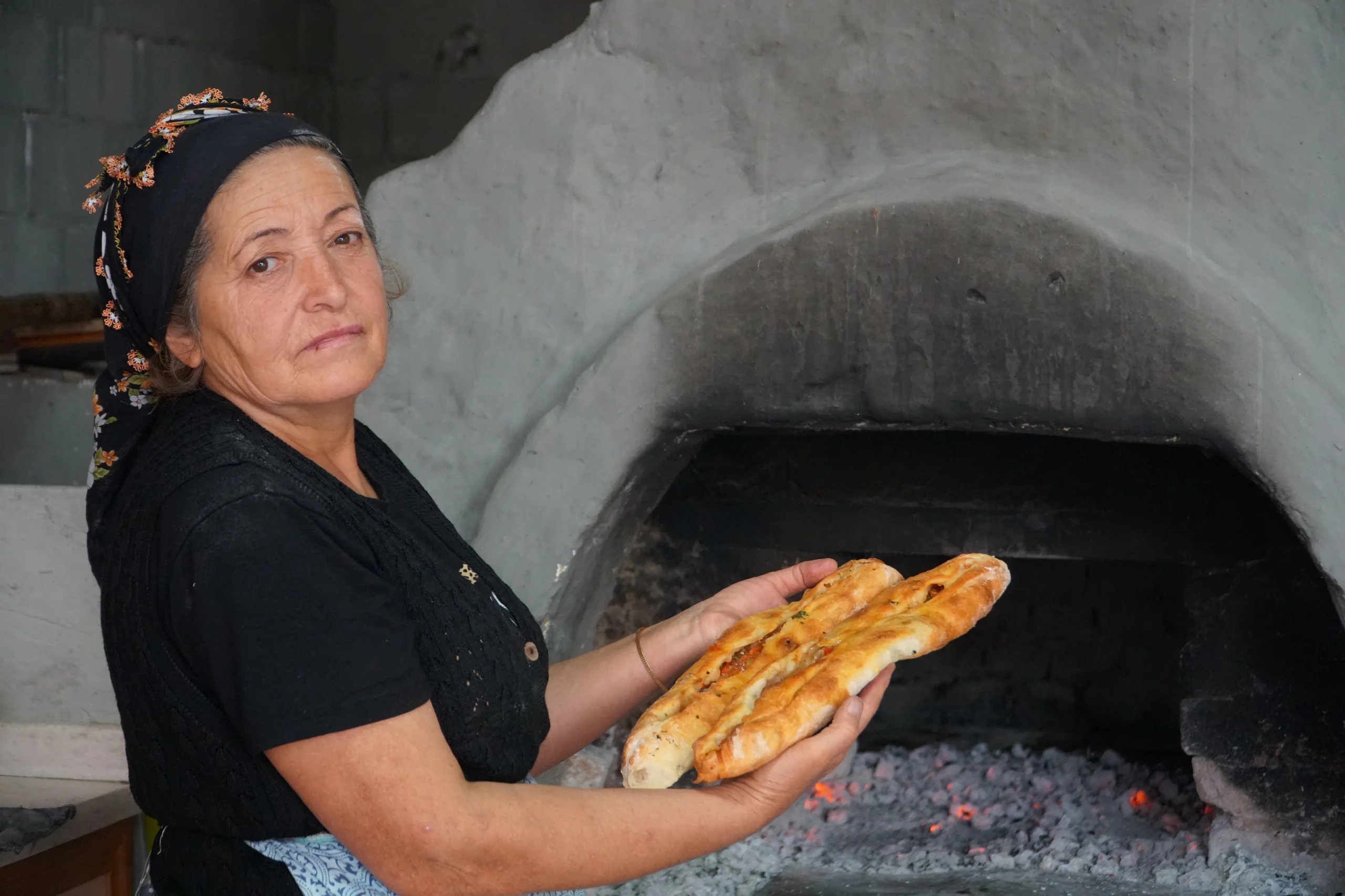 Çorum’un Osmancık ilçesine bağlı Çampınar köyünde vatandaşlar, taş fırınlarda geleneksel