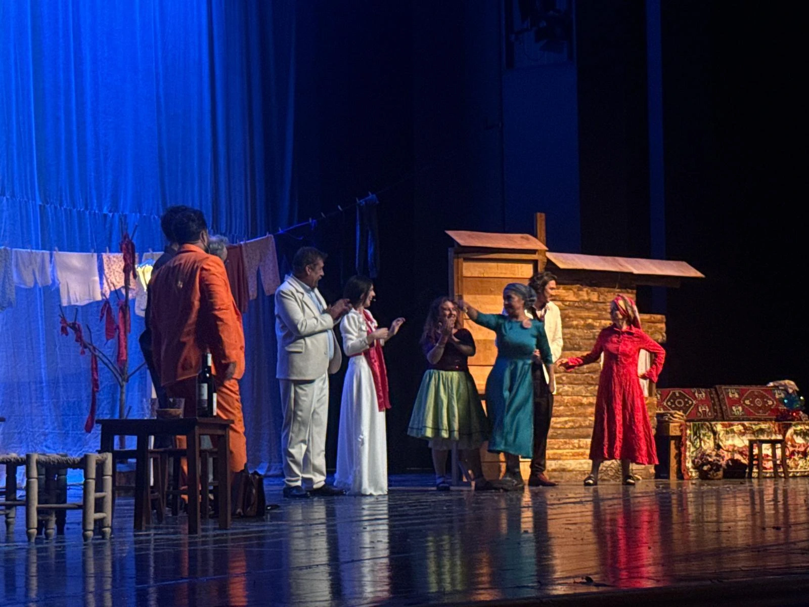 Bursa’nın unutulmaz simalarından Ayten Şenaşık’ın yaşamı tiyatro sahnesine taşındı; “Deli