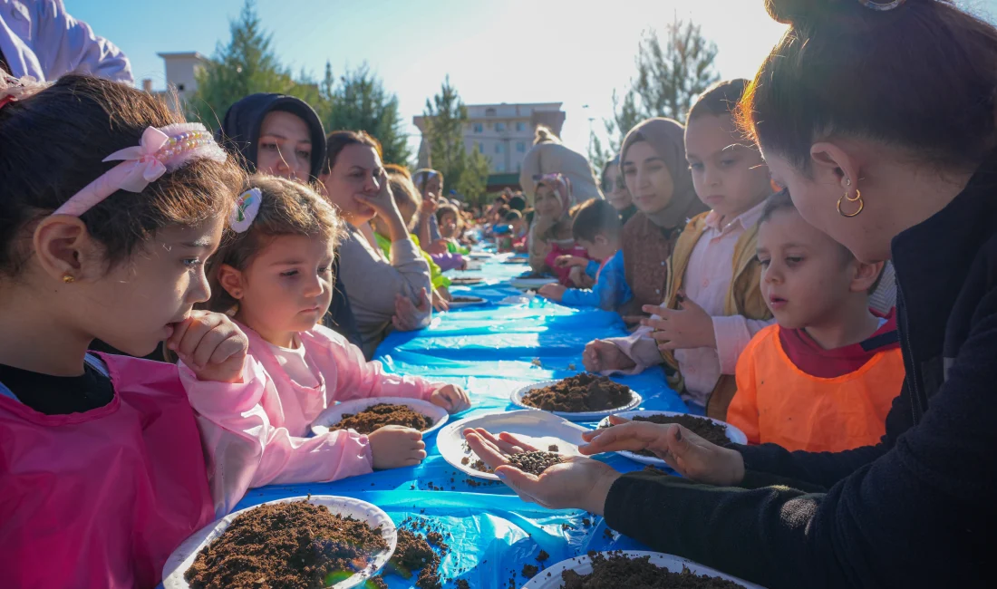 Miniklerden Doğaya Can: Tohum Toplarıyla Yeşil Vatan İçin Seferberlik Diyarbakır’da çocuklar, aileleriyle birlikte hazırladıkları tohum toplarını doğayla buluşturarak geleceğe