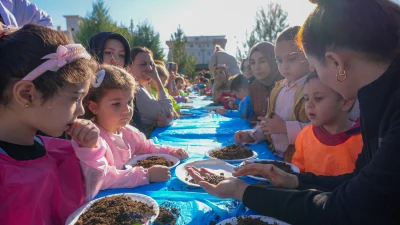 Diyarbakır’da çocuklar, aileleriyle birlikte hazırladıkları tohum toplarını doğayla buluşturarak geleceğe