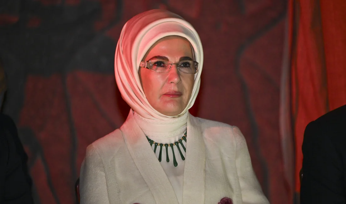 Emine Erdoğan, sof kumaşının geleneksel ruhunun modern tasarımlarla birleşerek genç