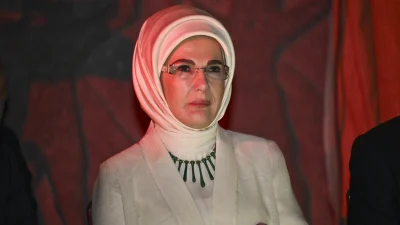 Emine Erdoğan, sof kumaşının geleneksel ruhunun modern tasarımlarla birleşerek genç