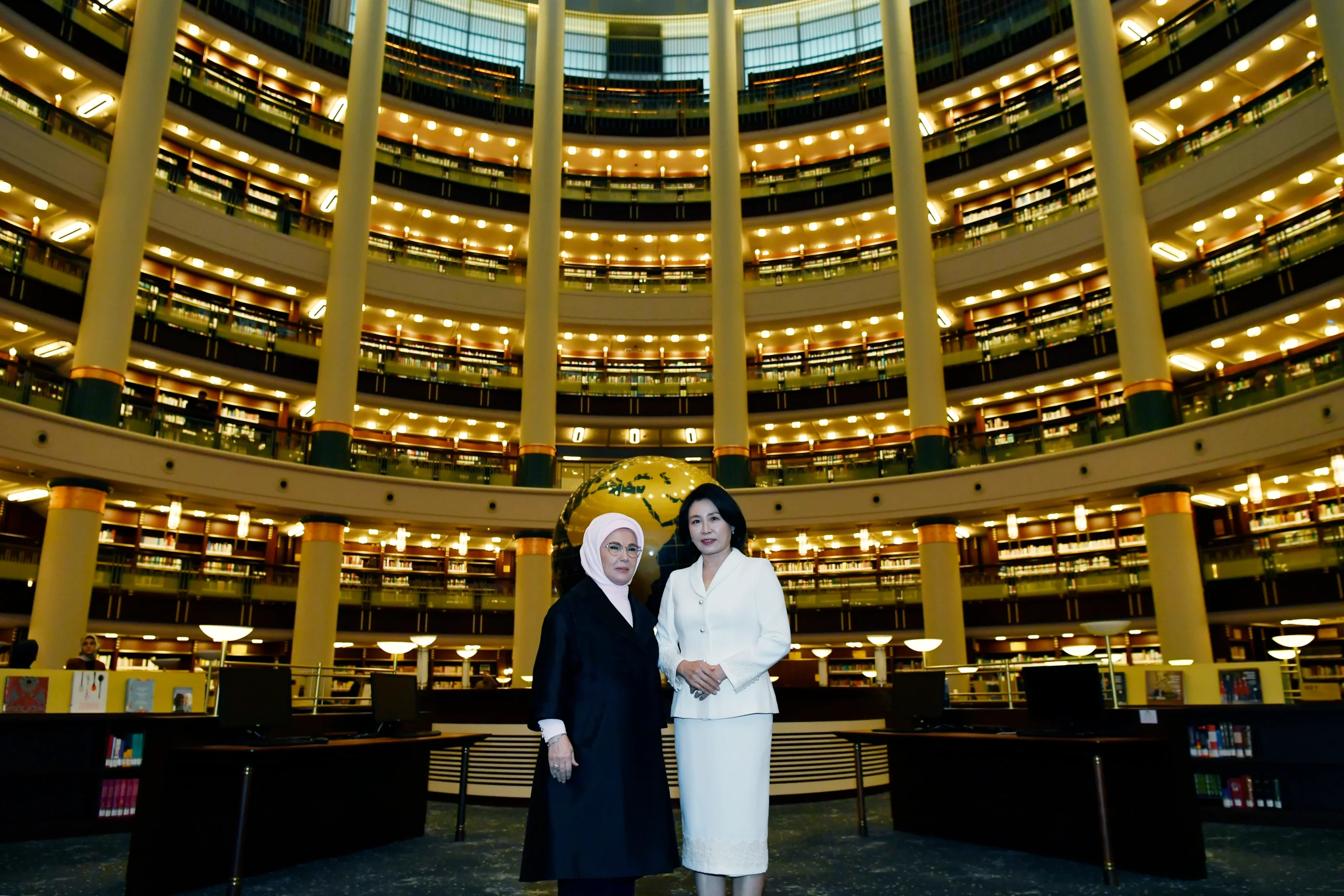 Emine Erdoğan ve Güney Kore Devlet Başkanı'nın eşi Kim Hea