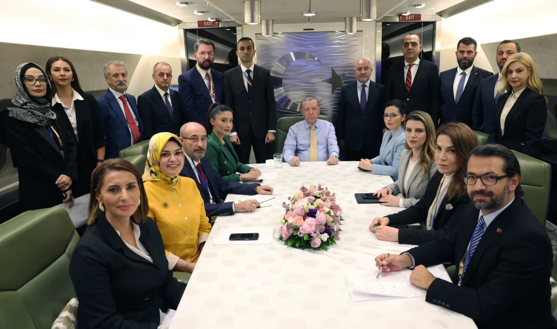 Cumhurbaşkanı Erdoğan, Azerbaycan dönüşü uçakta gündeme dair kritik açıklamalarda bulundu.