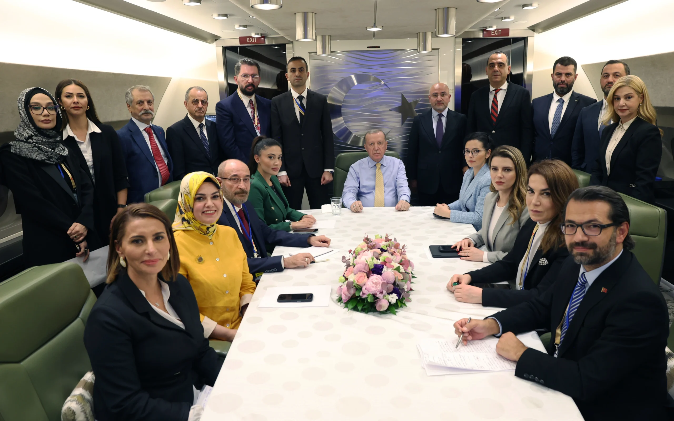 Cumhurbaşkanı Erdoğan, Azerbaycan dönüşü uçakta gündeme dair kritik açıklamalarda bulundu.