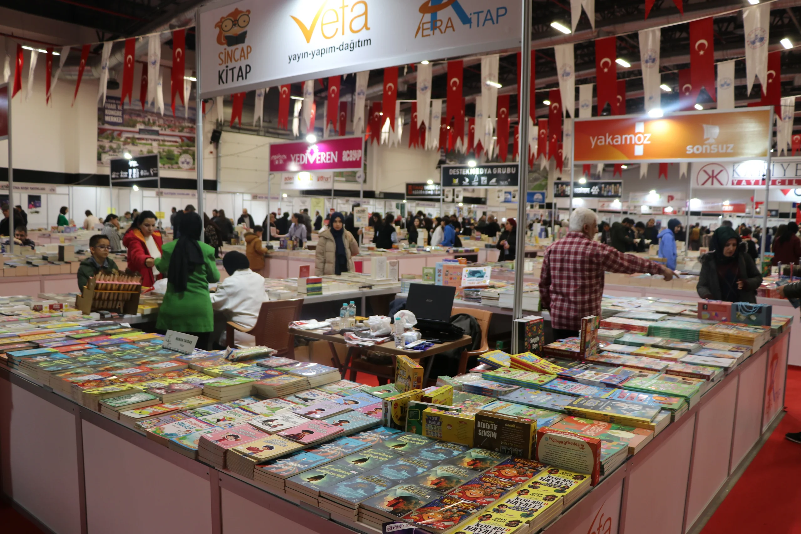 Elazığ Belediyesi tarafından organize edilen 6. Kitap Fuarı, coşkulu bir