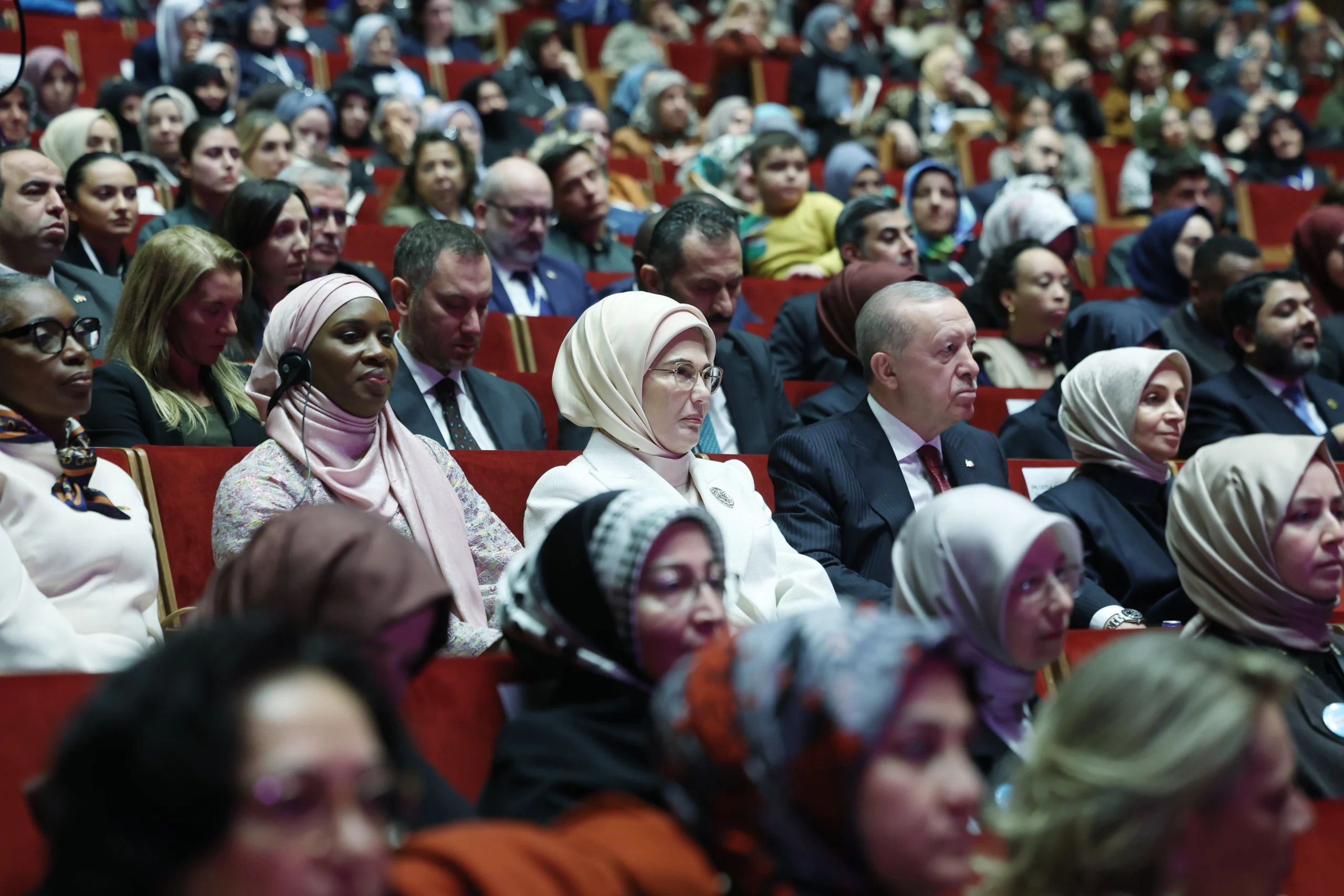 Emine Erdoğan, İstanbul’da düzenlenen Yankılar Sergisi ve İnsan Hakları Konferansı'na