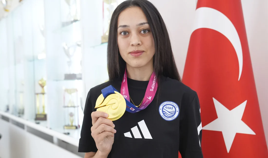İlk dünya şampiyonasında altın madalya kazanan milli tekvandocu Emine Göğebakan,