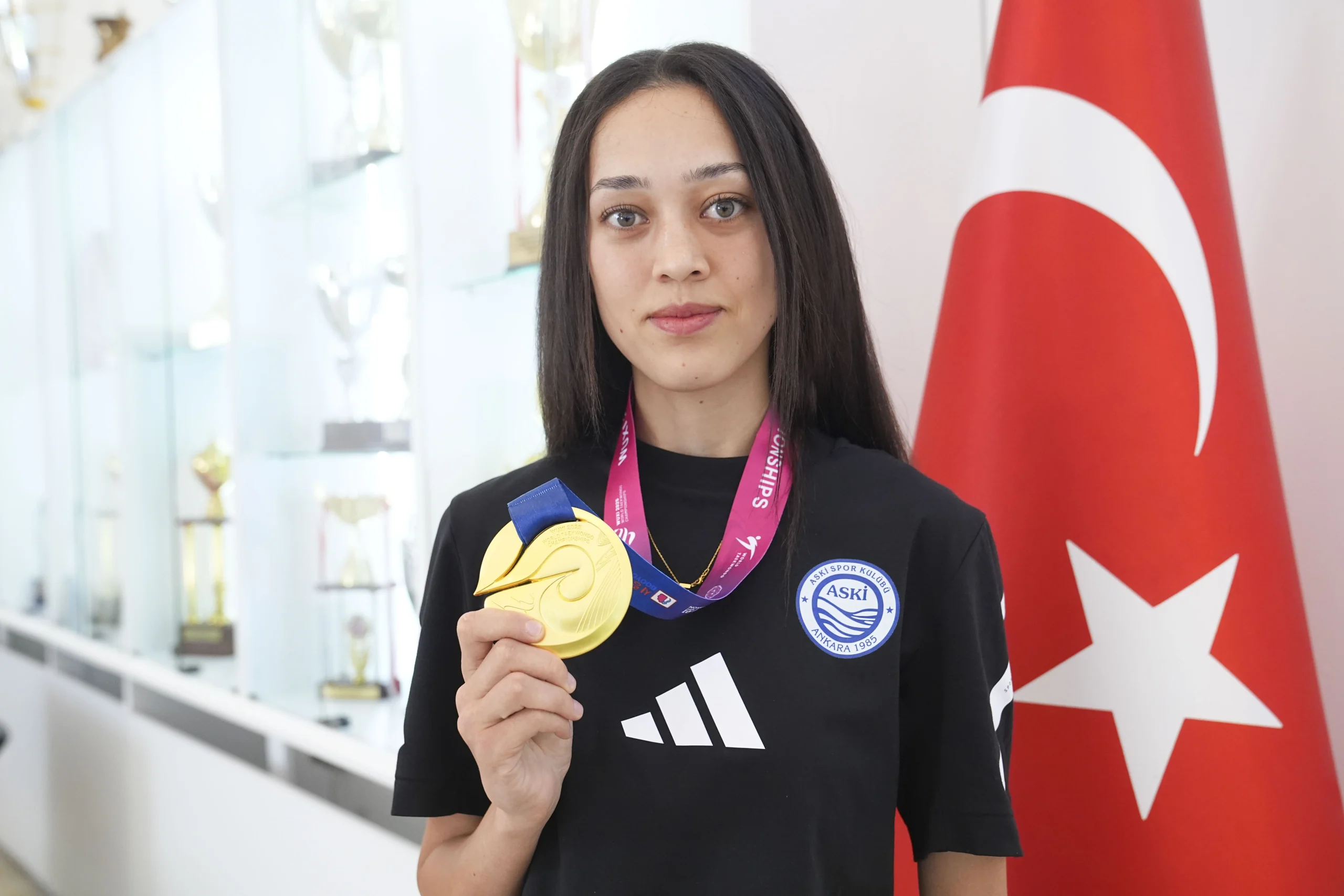 İlk dünya şampiyonasında altın madalya kazanan milli tekvandocu Emine Göğebakan,