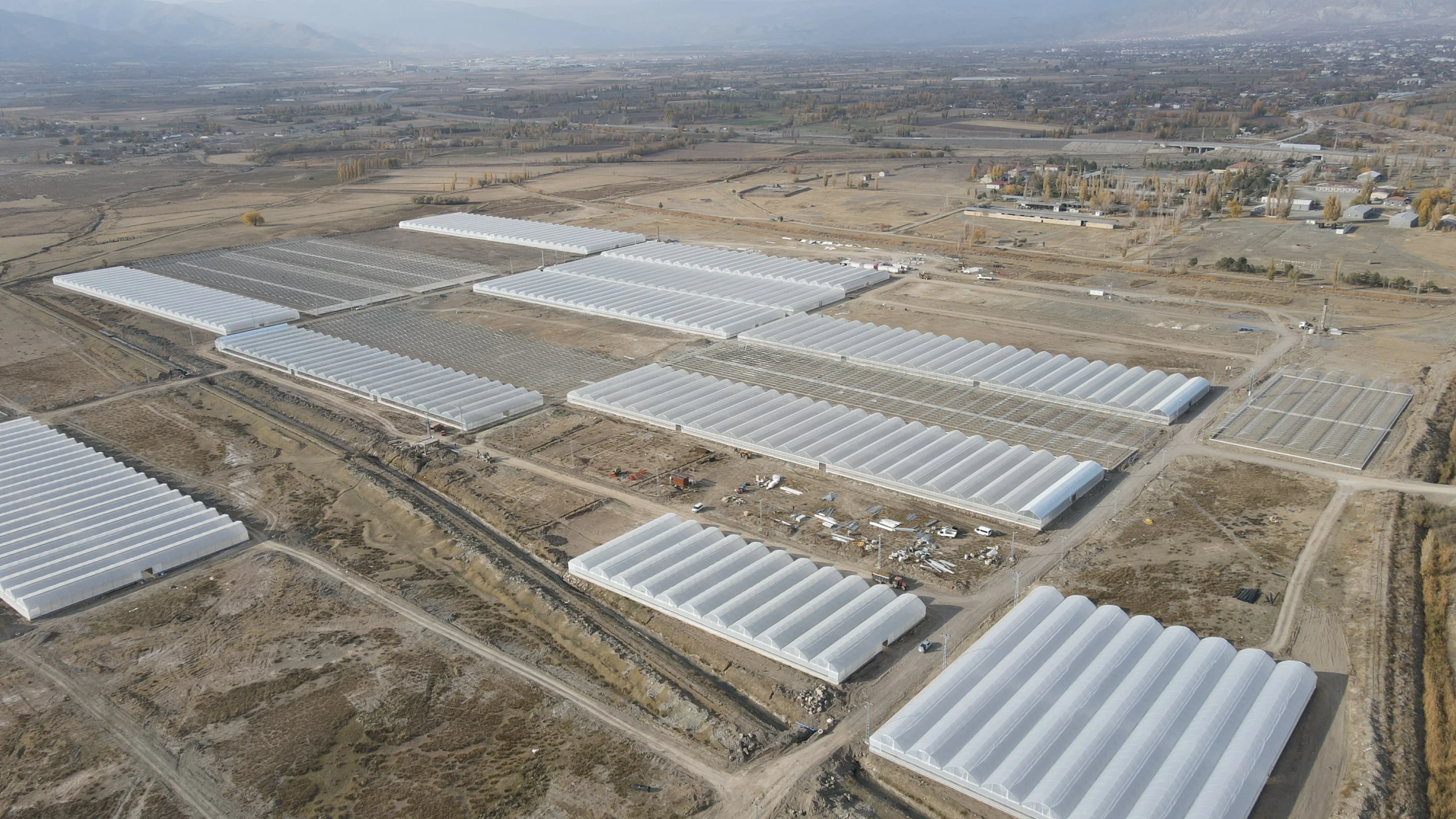 Erzincan'da 350 dekarlık alanda hayata geçirilen dev sera projesiyle, bölgede