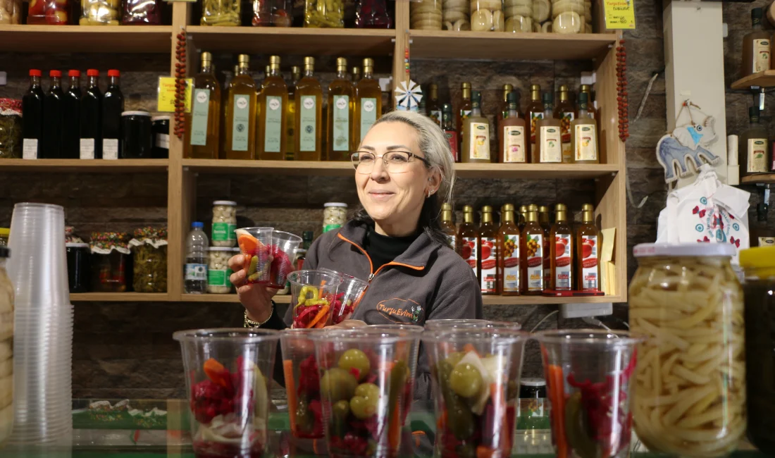 Boşanma aşamasındaki çiftin karşılıklı turşu dükkanları açması, Türk sinemasının klasikleşmiş