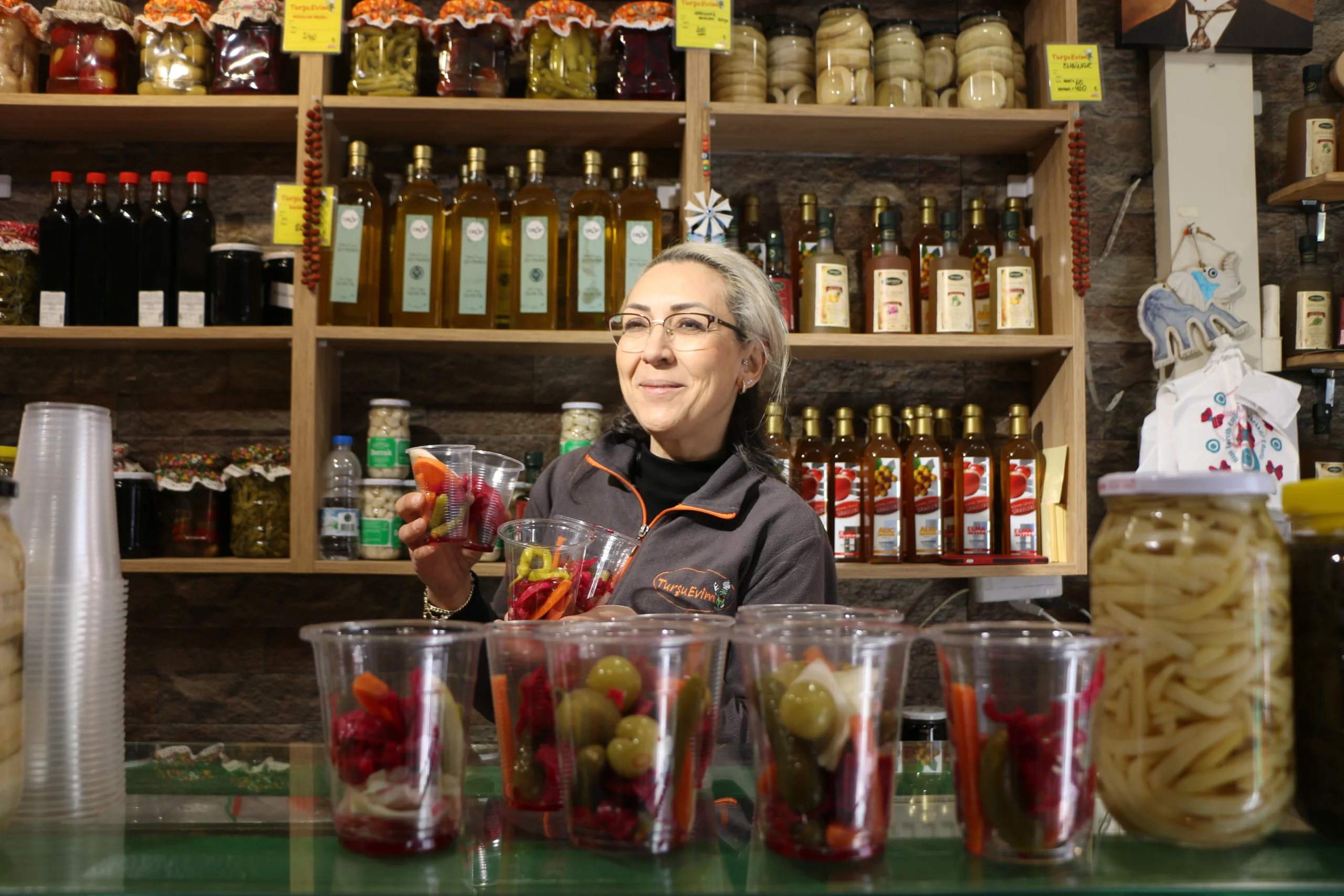 Boşanma aşamasındaki çiftin karşılıklı turşu dükkanları açması, Türk sinemasının klasikleşmiş