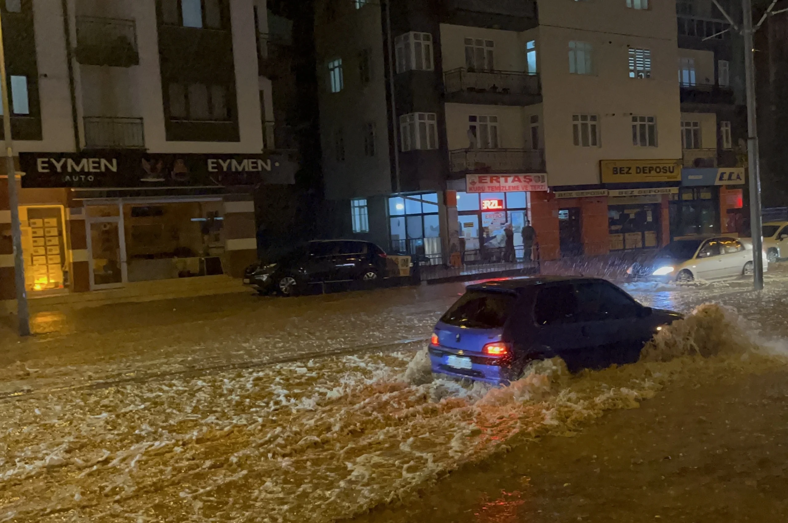 Eskişehir’de aniden bastıran sağanak yağış ulaşımı olumsuz etkiledi. Araçlar yolda
