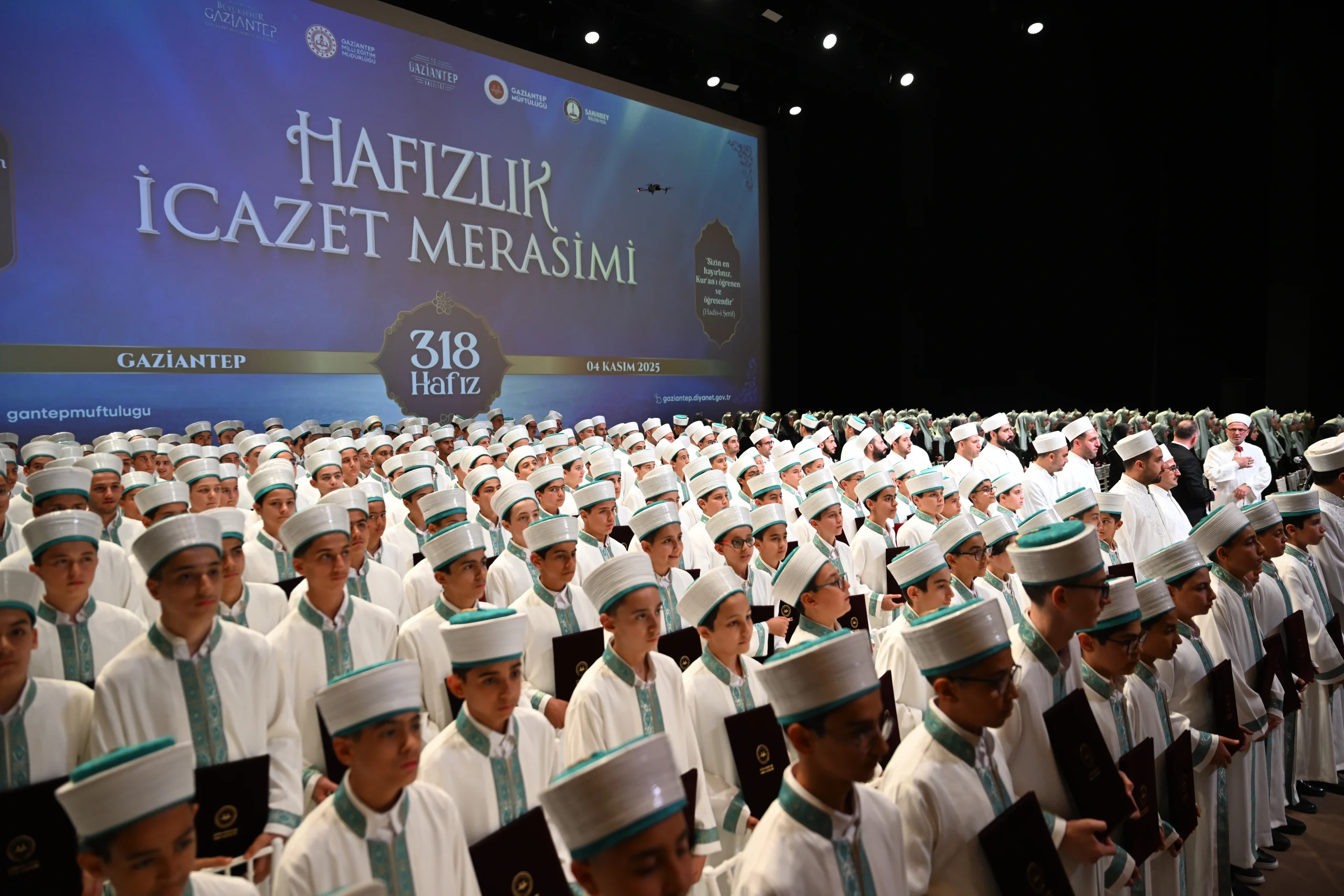 Gaziantep’te hafızlık eğitimini başarıyla tamamlayan 318 öğrenci için düzenlenen icazet