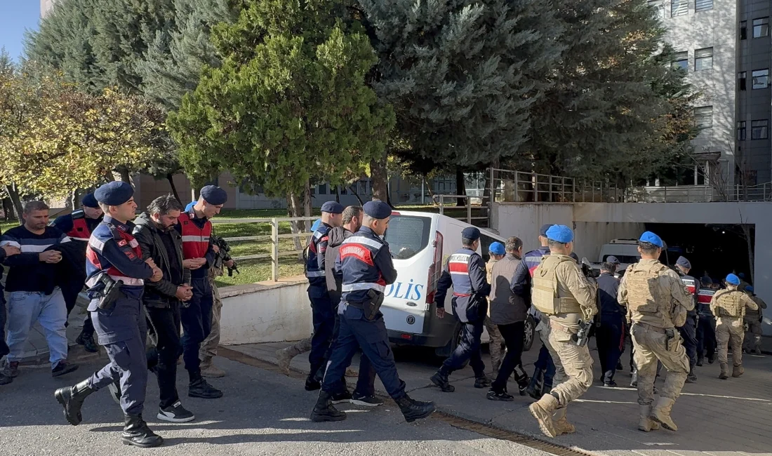 Gaziantep’te terör örgütü DEAŞ’a yönelik düzenlenen eş zamanlı operasyonlarda 13