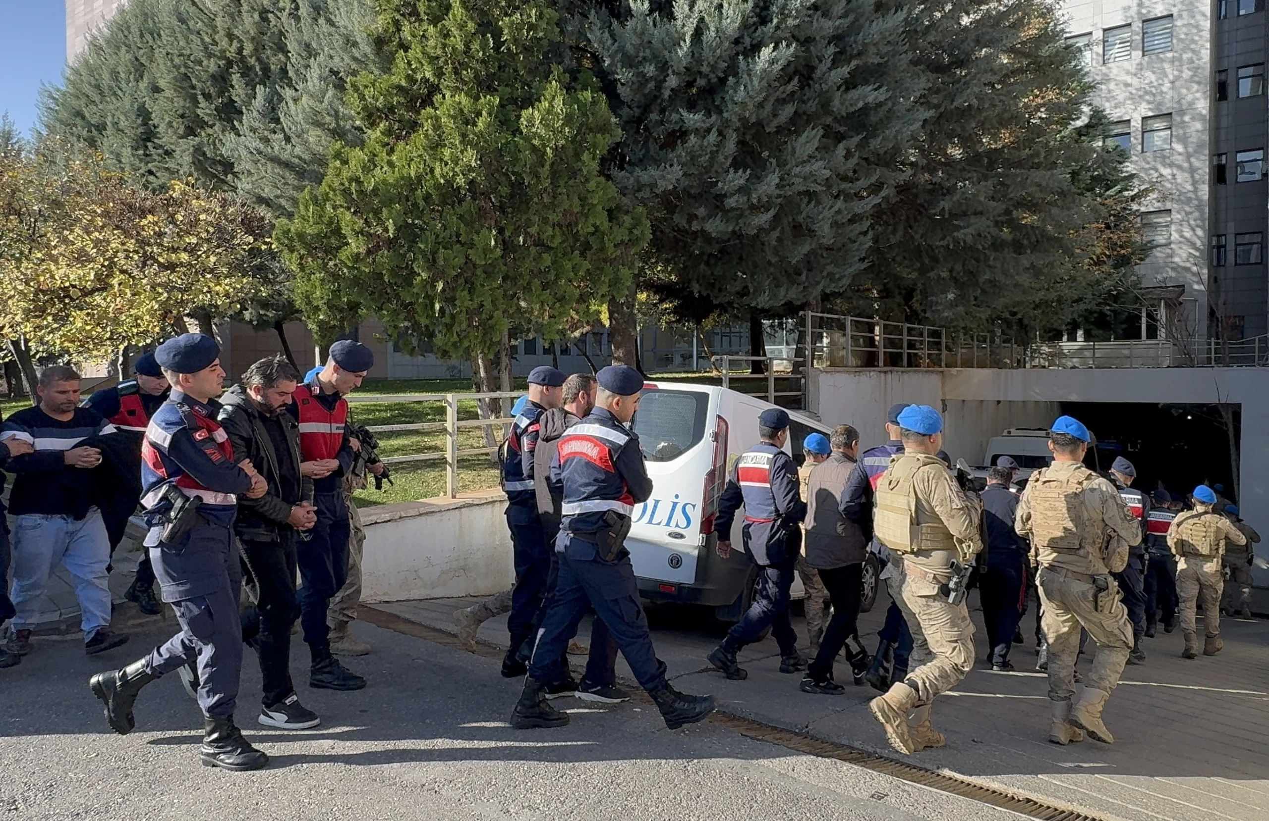 Gaziantep’te terör örgütü DEAŞ’a yönelik düzenlenen eş zamanlı operasyonlarda 13