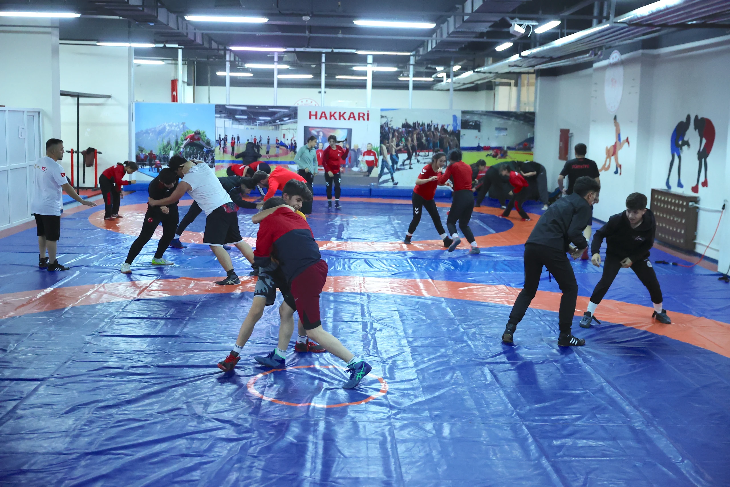 Hakkari’de güreşçiler bu sezon 78 madalya kazanarak hem ulusal hem