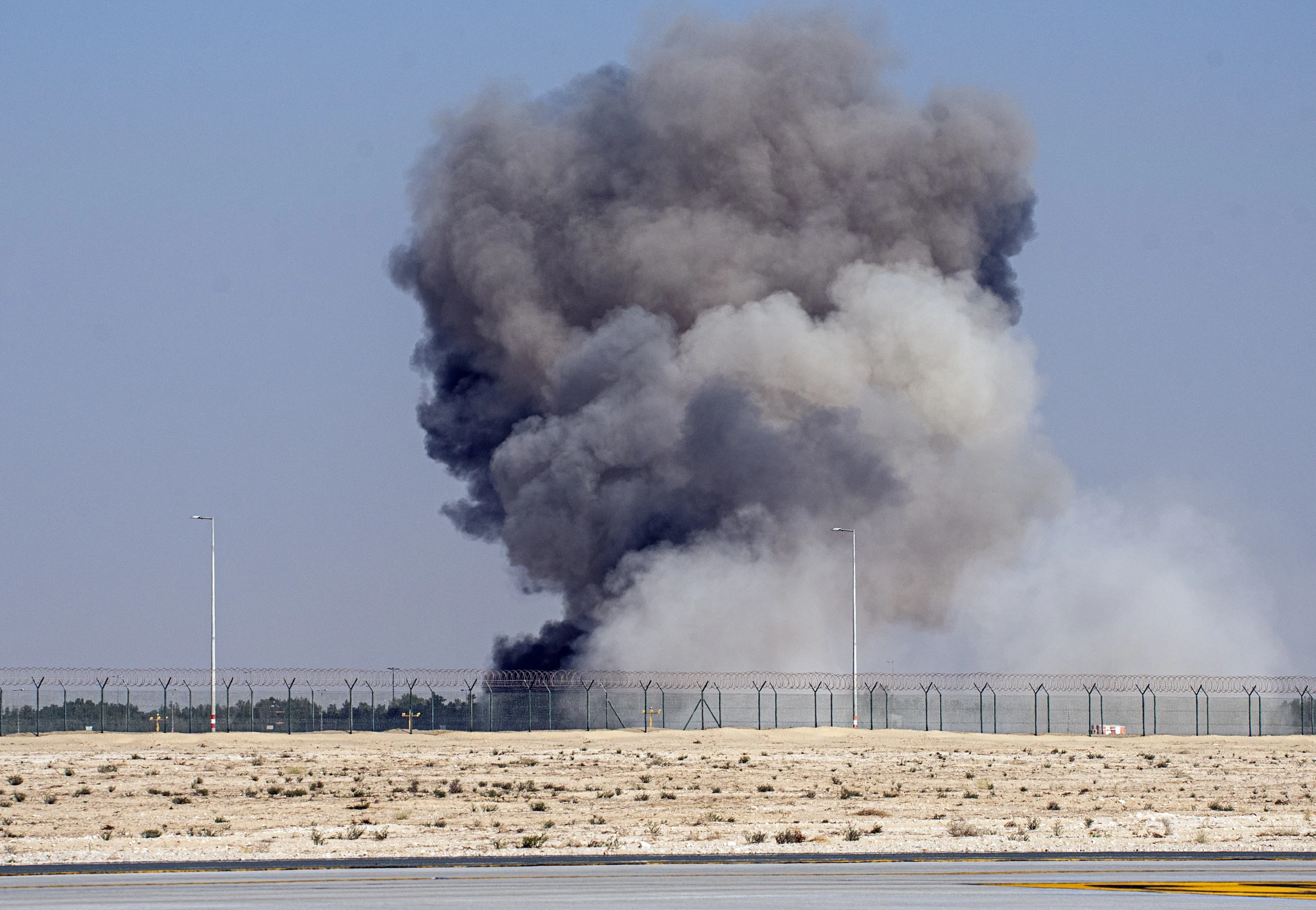 Hindistan Hava Kuvvetleri’ne ait bir savaş uçağı, Dubai Airshow gösterisi