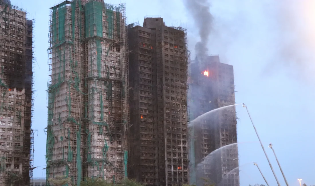 Hong Kong’da bir konut sitesinde çıkan büyük yangında 83 kişi