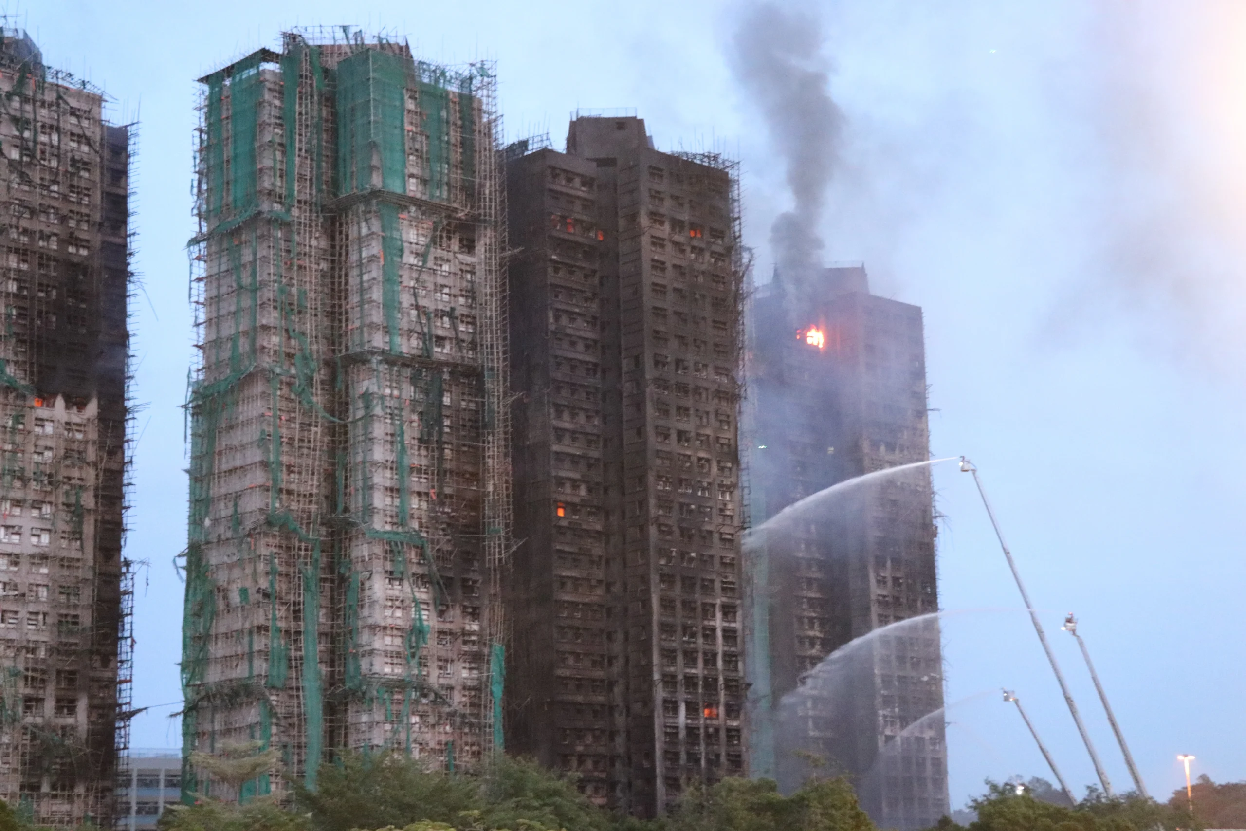 Hong Kong’da bir konut sitesinde çıkan büyük yangında 83 kişi