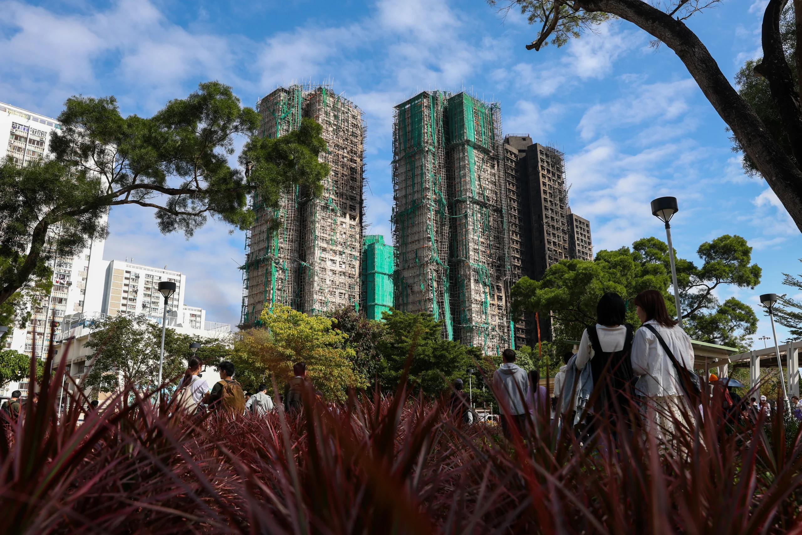 Hong Kong’un Tai Po bölgesindeki yangında yaşamını yitirenler için ülkede