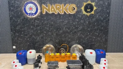 İstanbul’da narkotik polisinin düzenlediği operasyonda uyuşturucu imalatına yönelik ciddi miktarda