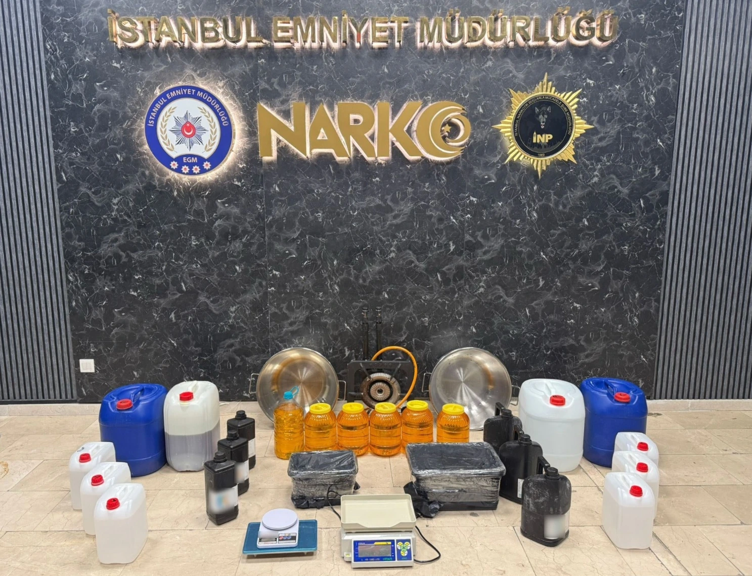 İstanbul’da narkotik polisinin düzenlediği operasyonda uyuşturucu imalatına yönelik ciddi miktarda