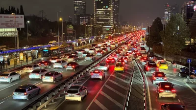 İstanbul'da akşam saatlerinde trafik adeta kilitlendi. Yoğunluk kent genelinde yüzde