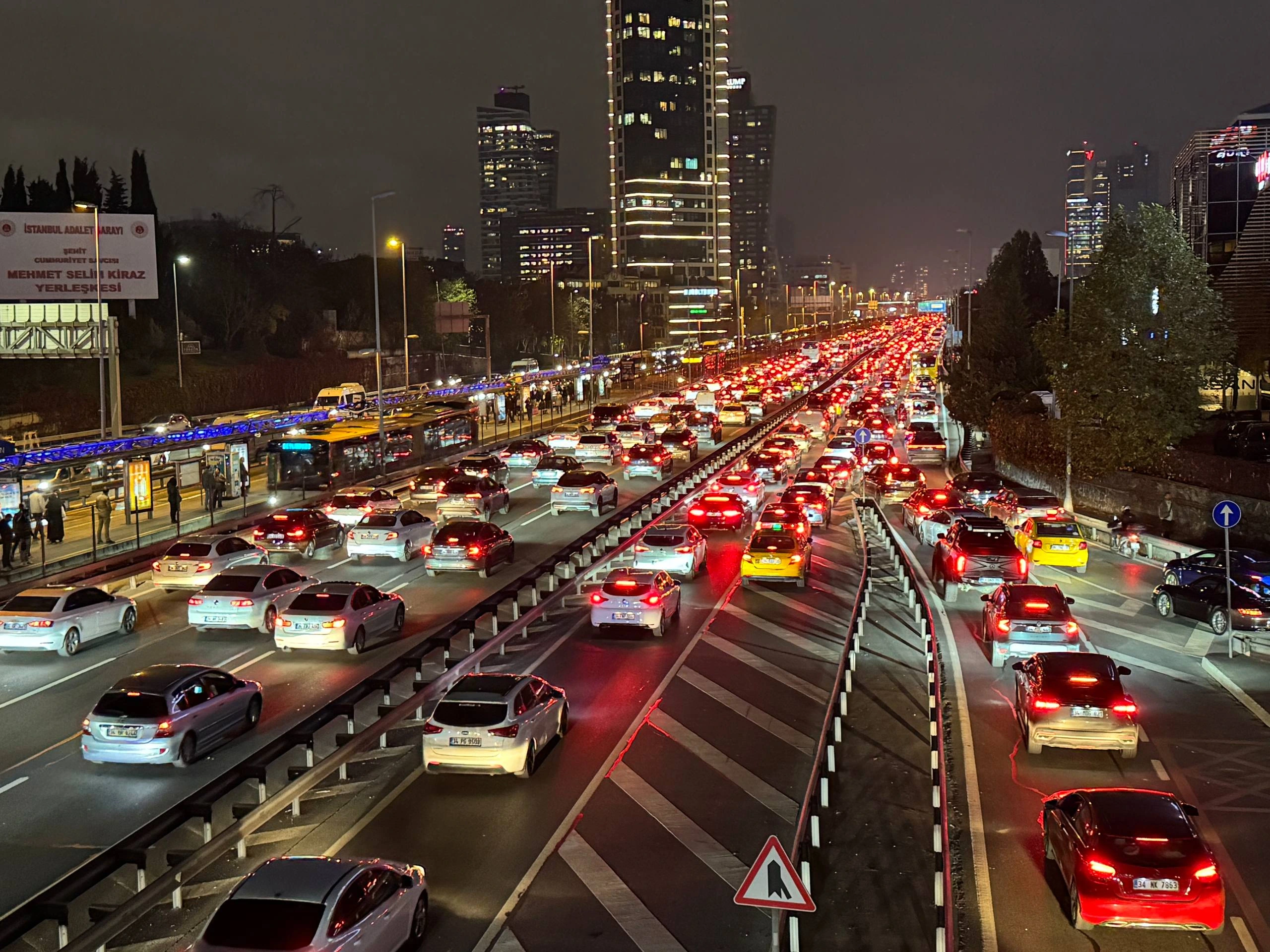 İstanbul'da akşam saatlerinde trafik adeta kilitlendi. Yoğunluk kent genelinde yüzde