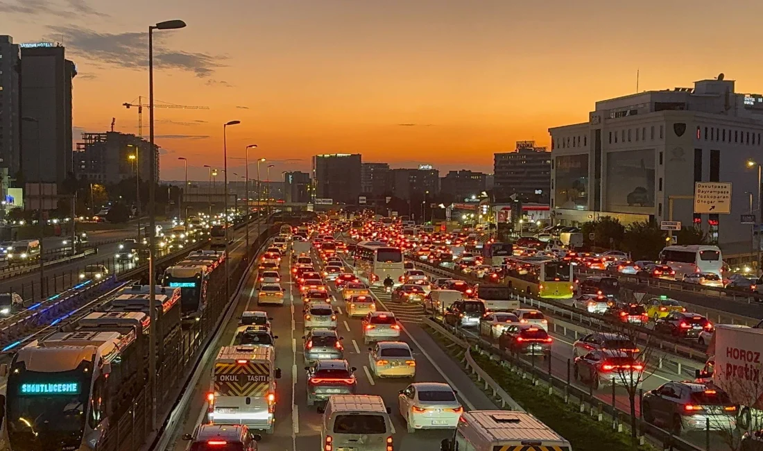 İstanbul’da Akşam Trafiği Yüzde 80’e Dayandı İstanbul’da çarşamba akşamı trafik kilitlendi. Yoğunluk kent genelinde yüzde 80