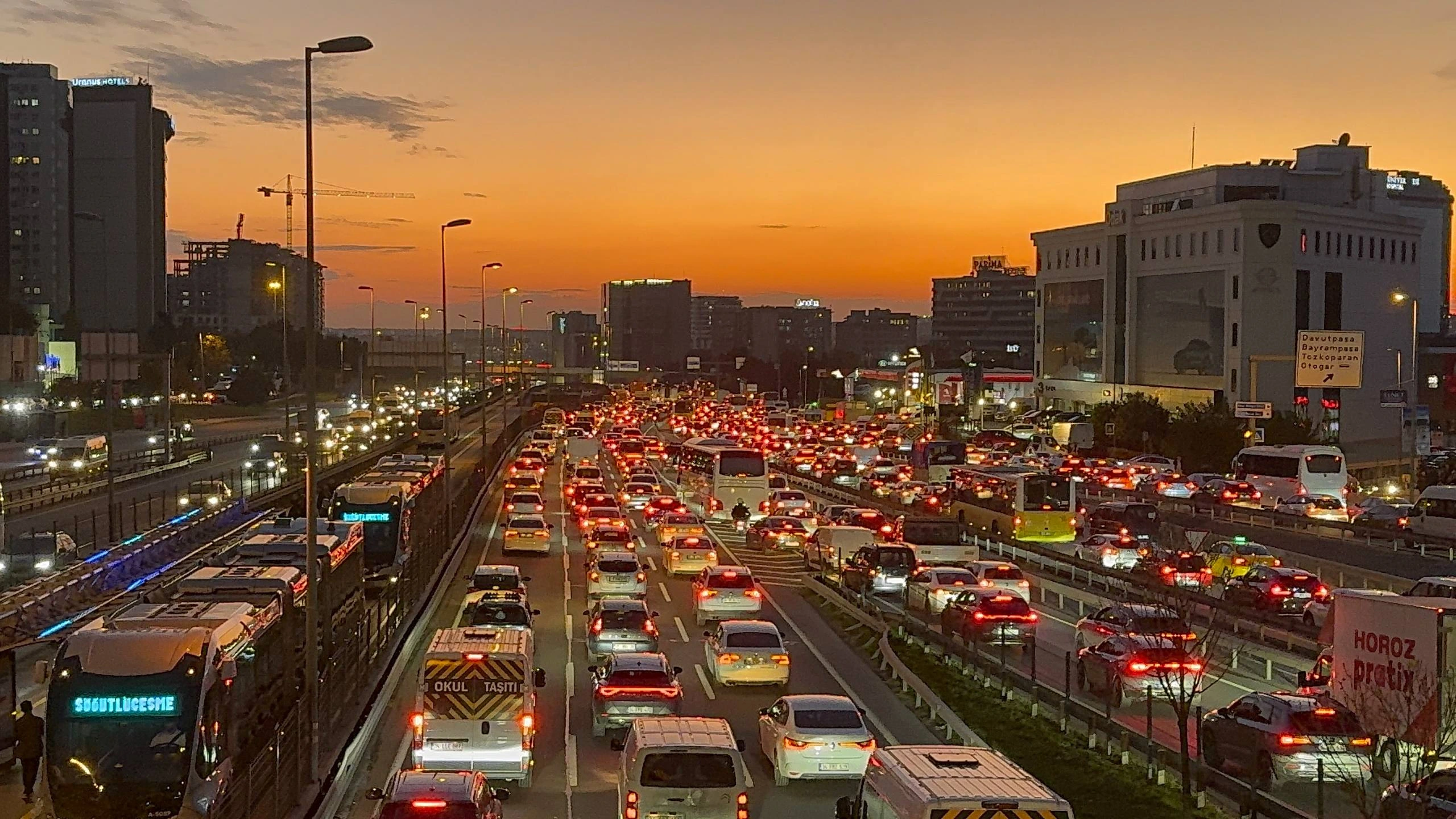 İstanbul’da çarşamba akşamı trafik kilitlendi. Yoğunluk kent genelinde yüzde 80