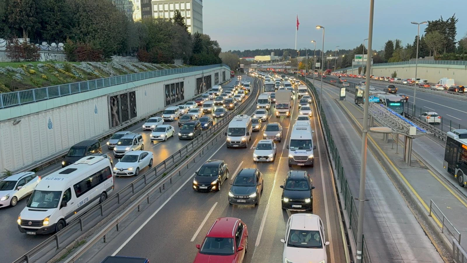 İstanbul’da iş çıkışı saatlerinde trafik adeta kilitlendi; yoğunluk yüzde 89’a
