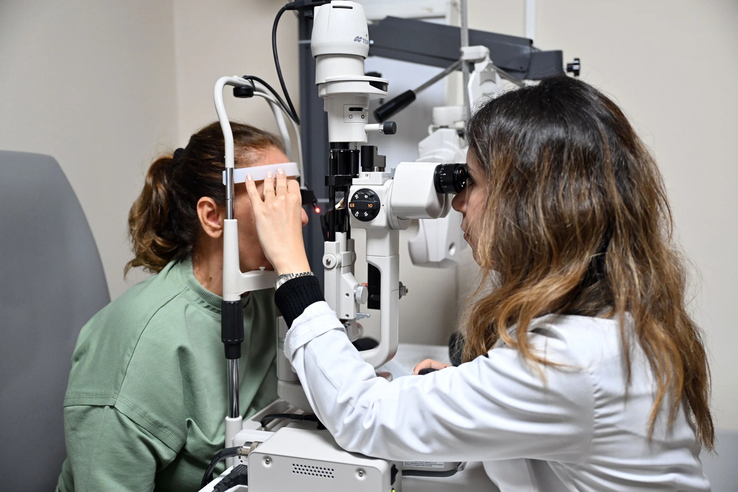 İstanbul'da mesai sonrası uygulanan akşam poliklinikleri, randevu sıkıntısını azaltarak yüzbinlerce