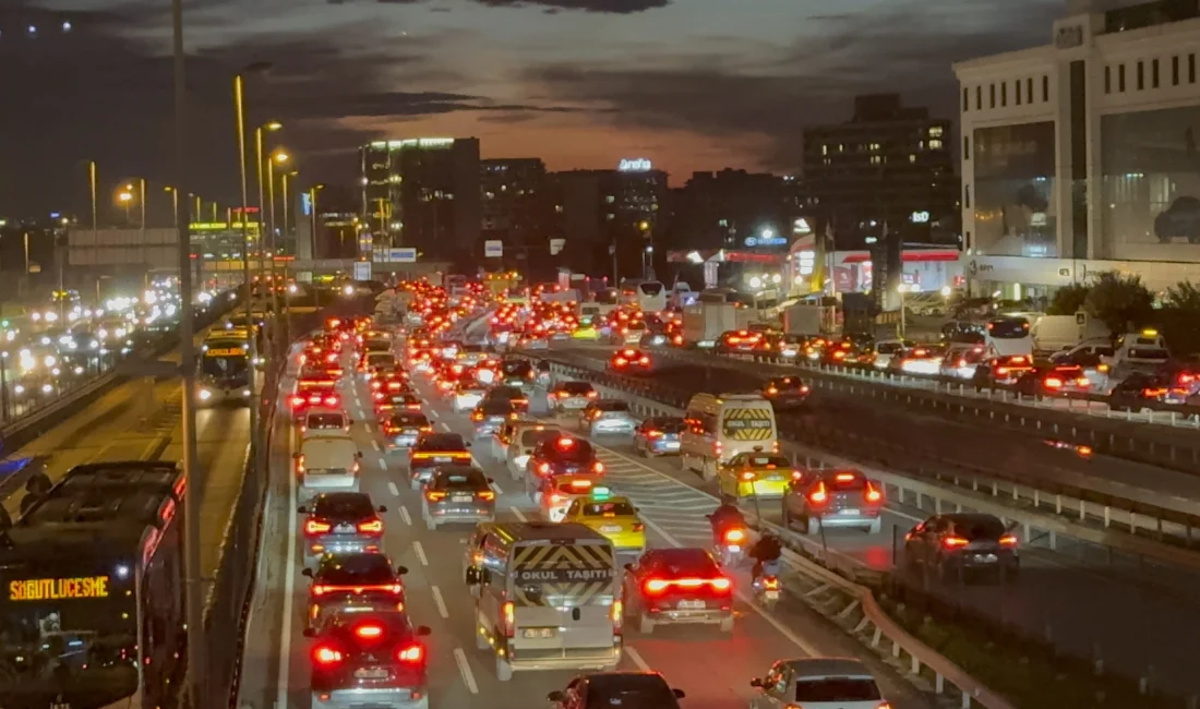 İstanbul’da akşam saatlerinde trafik yoğunluğu yüzde 83'e yükselerek kent genelinde