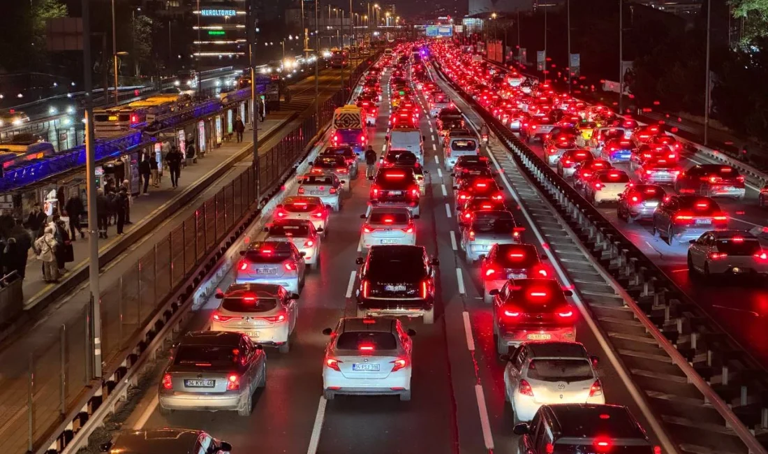 İstanbul’da mesai bitimiyle birlikte trafikte yoğunluk zirveye çıktı, kent genelinde