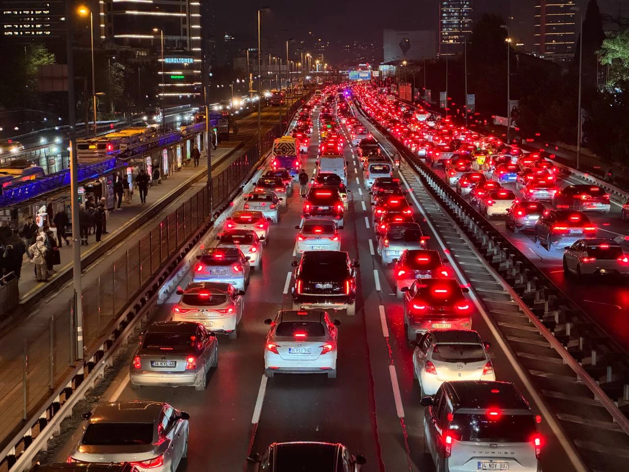 İstanbul’da mesai bitimiyle birlikte trafikte yoğunluk zirveye çıktı, kent genelinde