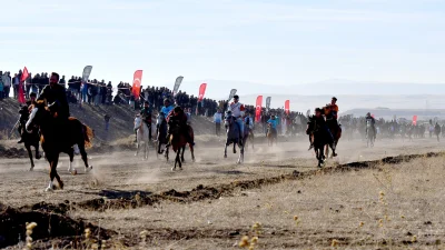 Kars’ta Cirit ve At Yarışlarında Nefes Kesen Mücadele Kars’ta geleneksel atlı sporlar kapsamında cirit ve at yarışları büyük