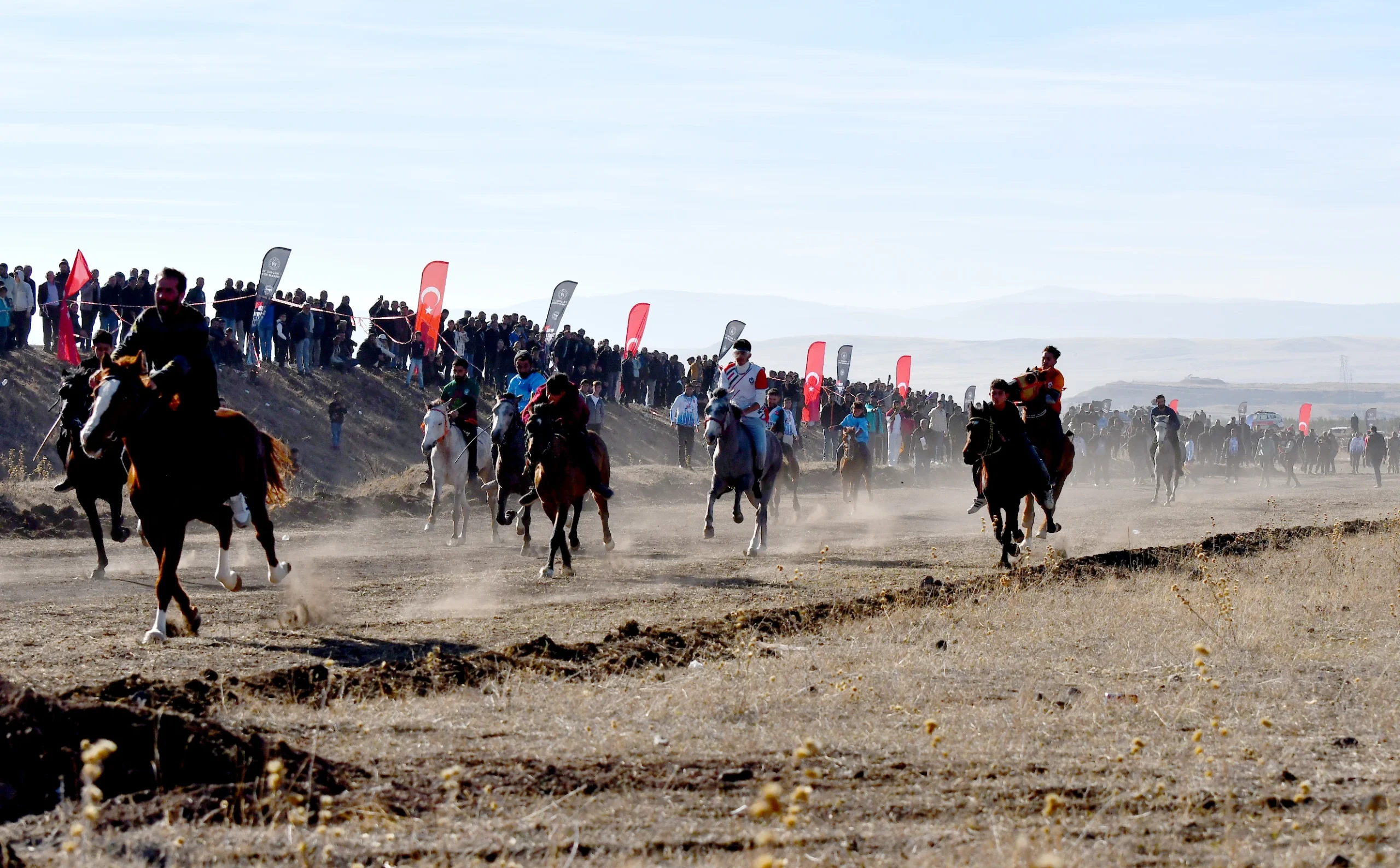 Kars’ta geleneksel atlı sporlar kapsamında cirit ve at yarışları büyük