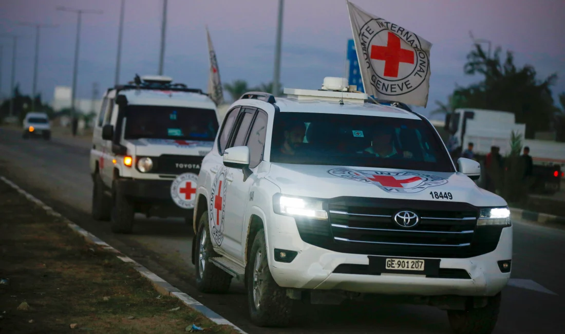 Gazze'de ateşkes kapsamında bir esirin daha cenazesi Kızılhaç'a teslim edildi.