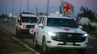 Gazze'de ateşkes kapsamında bir esirin daha cenazesi Kızılhaç'a teslim edildi.