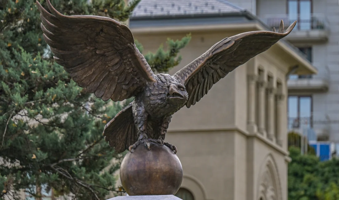 Macaristan'ın Ankara Büyükelçiliği, başkentteki ilk Tuğrul Kuşu heykelinin açılışına ev