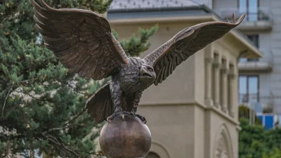 Macaristan'ın Ankara Büyükelçiliği, başkentteki ilk Tuğrul Kuşu heykelinin açılışına ev