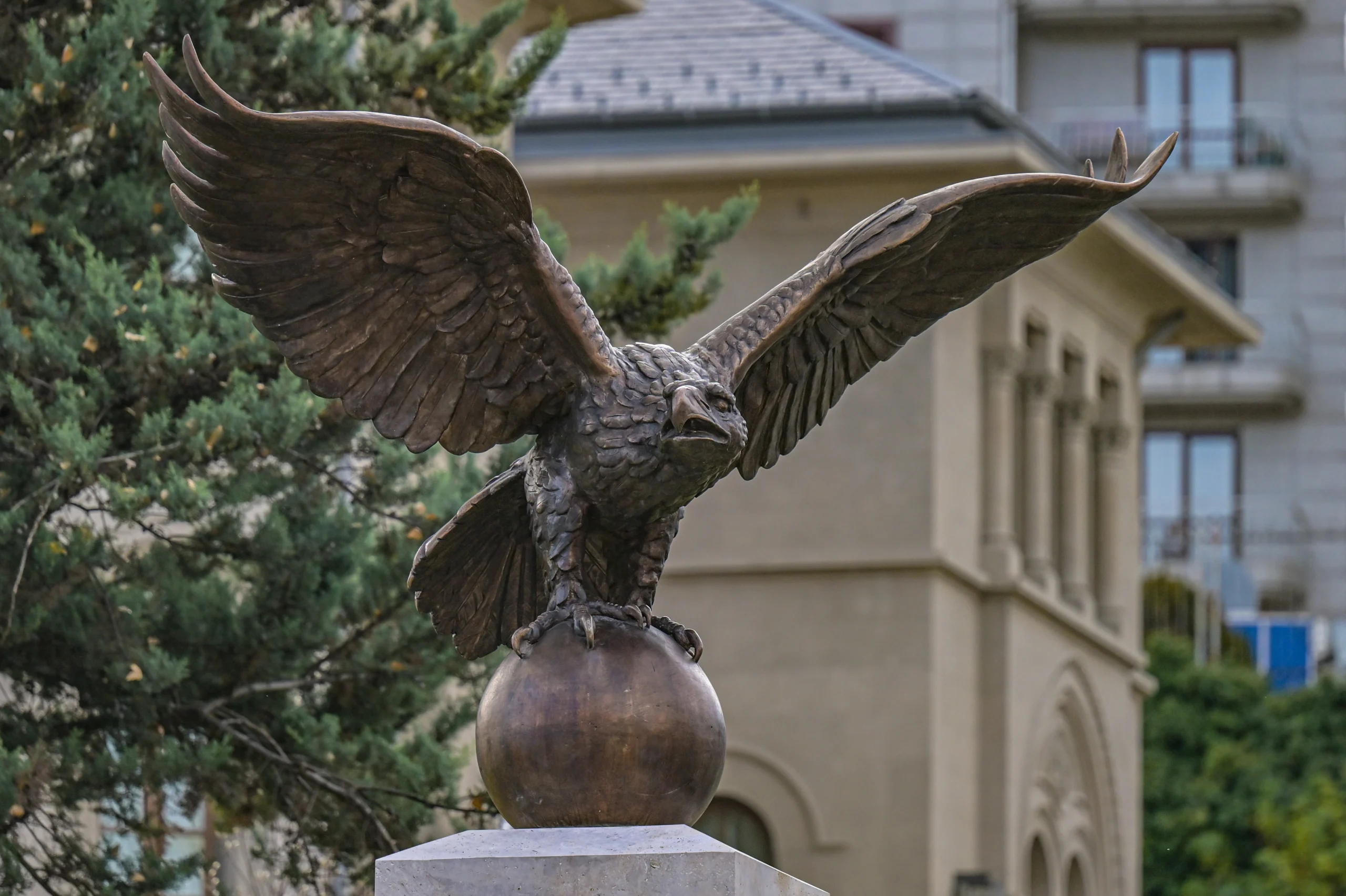Macaristan'ın Ankara Büyükelçiliği, başkentteki ilk Tuğrul Kuşu heykelinin açılışına ev