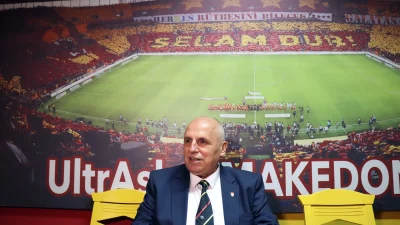 Kuzey Makedonya’daki Fenerbahçeli ve Galatasaraylı taraftarlar, Türkiye’deki dev derbiyi coşku