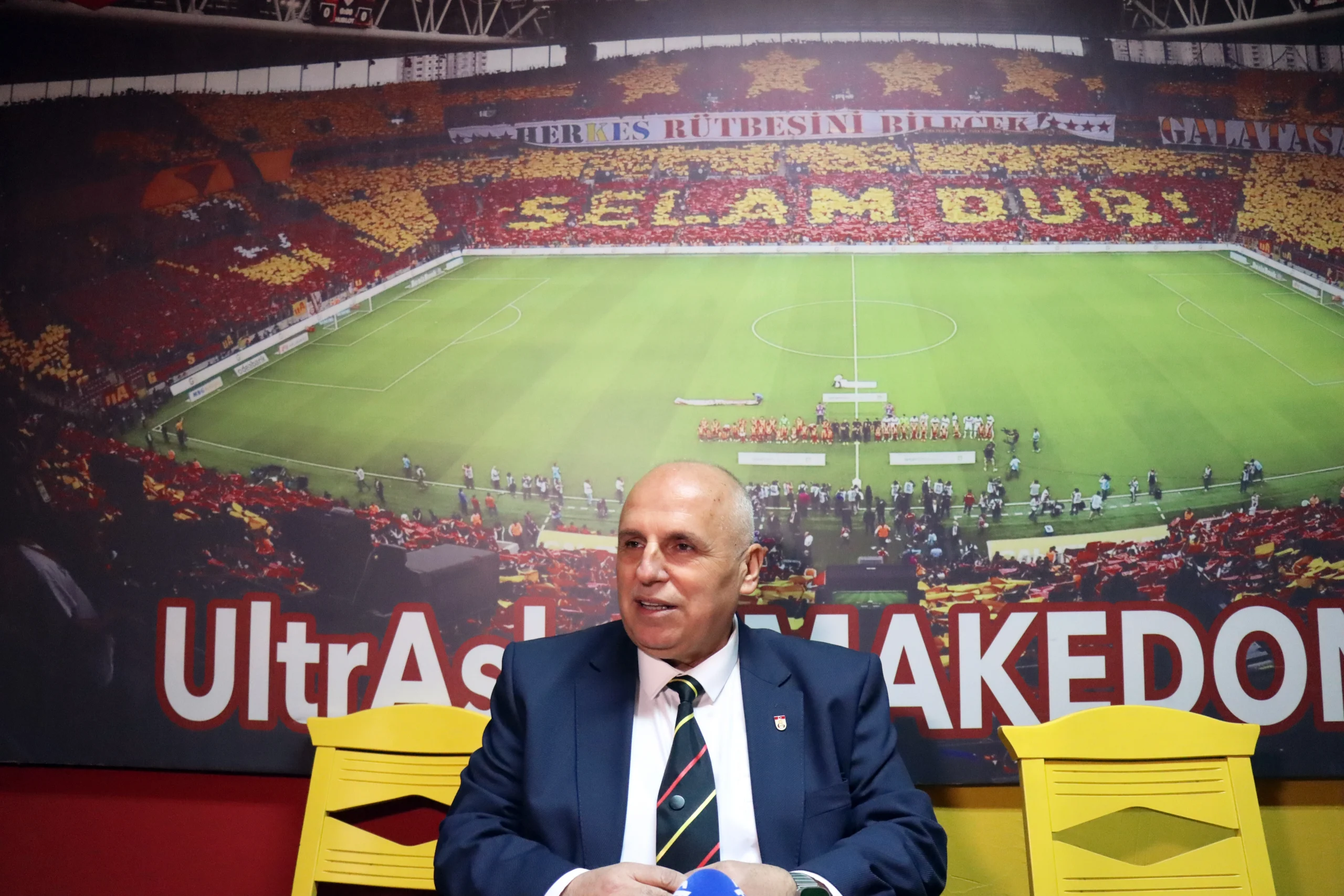 Kuzey Makedonya’daki Fenerbahçeli ve Galatasaraylı taraftarlar, Türkiye’deki dev derbiyi coşku