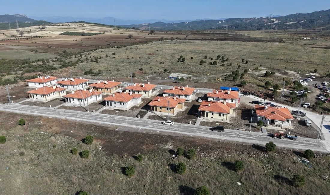 Osmaniye’de 12 Yeni Köy Evi Depremzedelere Teslim Edildi TOKİ tarafından inşa edilen 12 köy evi, Osmaniye’de düzenlenen törenle